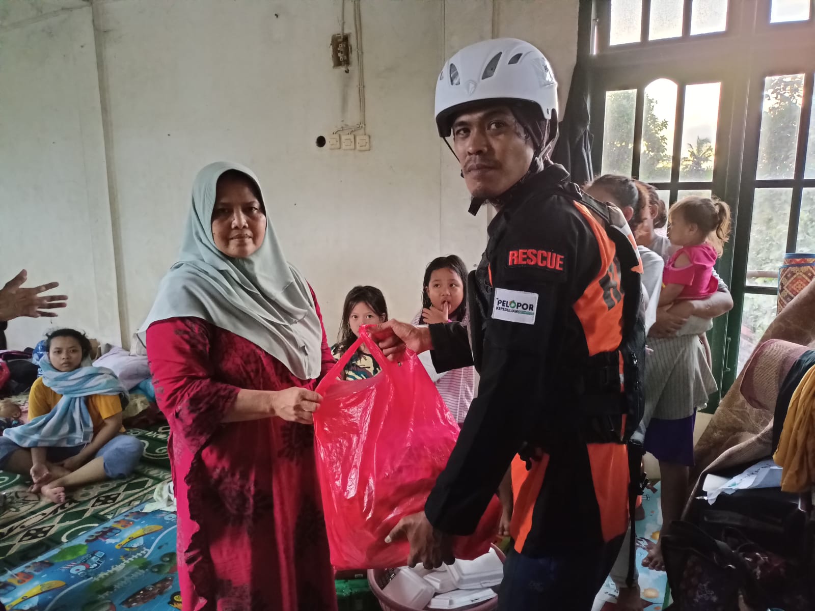 Pelopor Kepedulian Salurkan Bantuan dan Evakuasi Banjir Serang