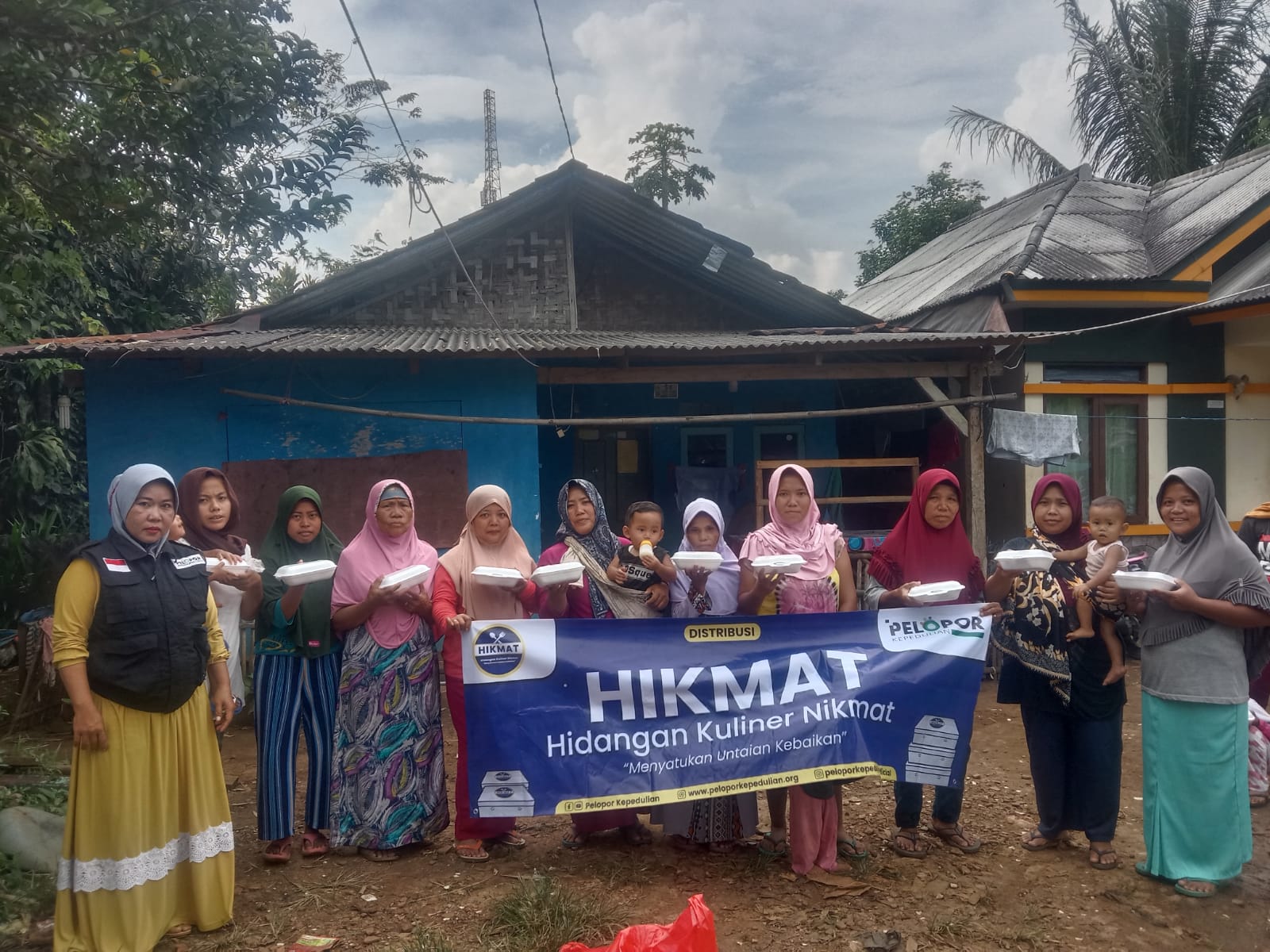 Jum’at Berkah : Pelopor Kepedulian Bagikan Nasi Box