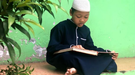 Penghafal Al-Qur’an Lebih Utama Menjadi Imam Sholat!